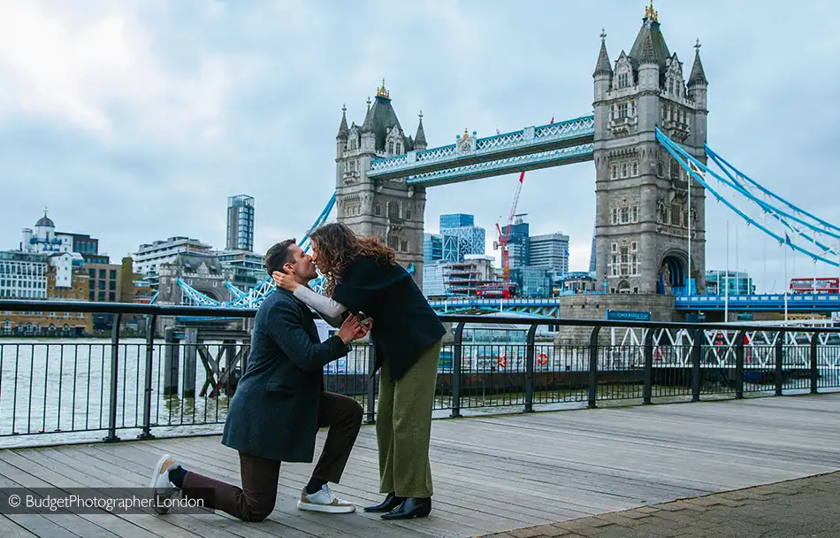 Marriage proposal photos overlooking the Tower Bridge